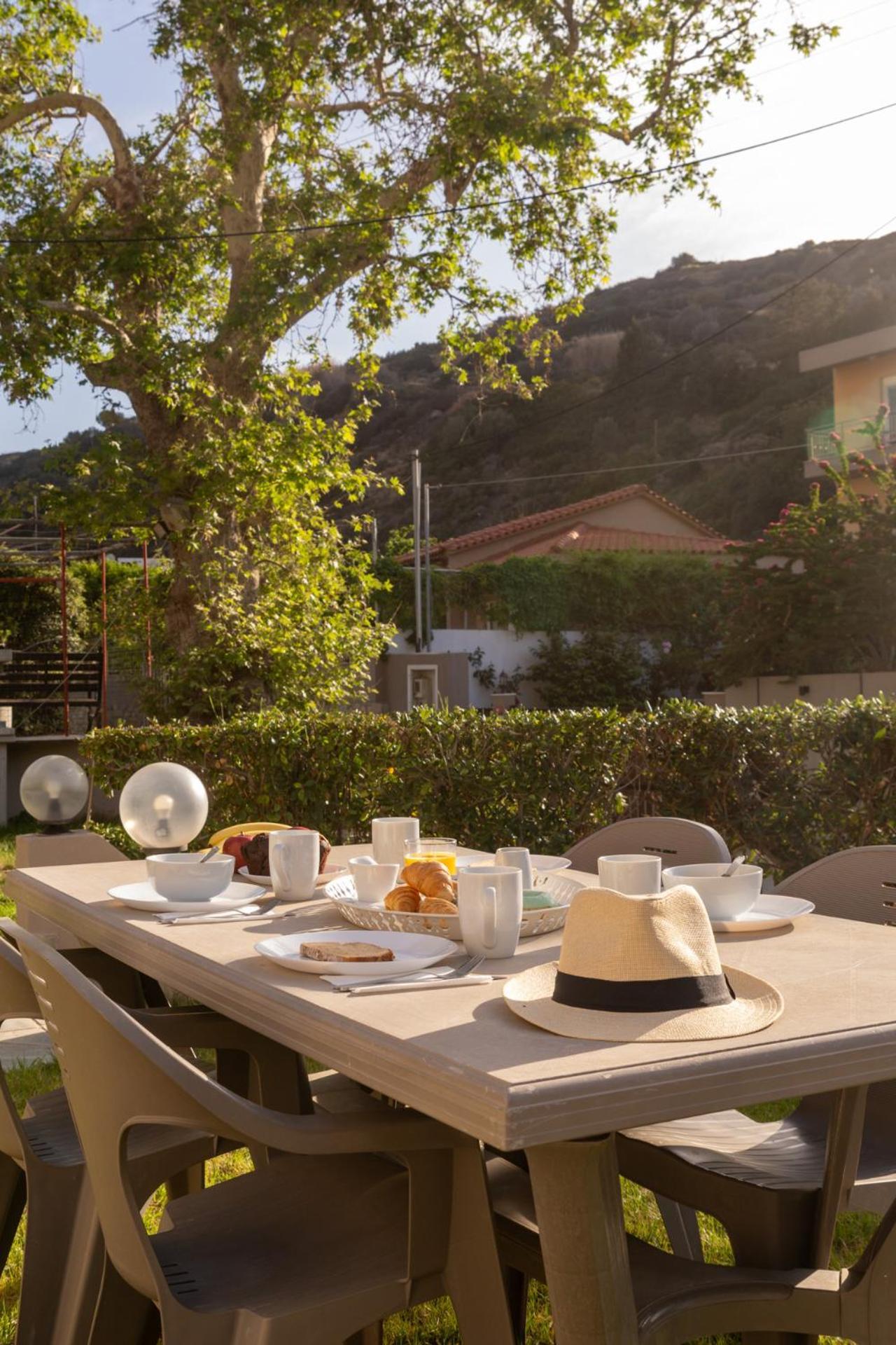 Elio A 1Bdr Apt With Garden 1 Min From The Beach By Hospi Iraklio Exterior foto